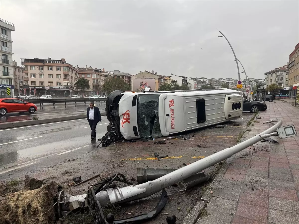 buyukcekmecede minibus devrildi 2 yarali iYsRbmdZ.jpg