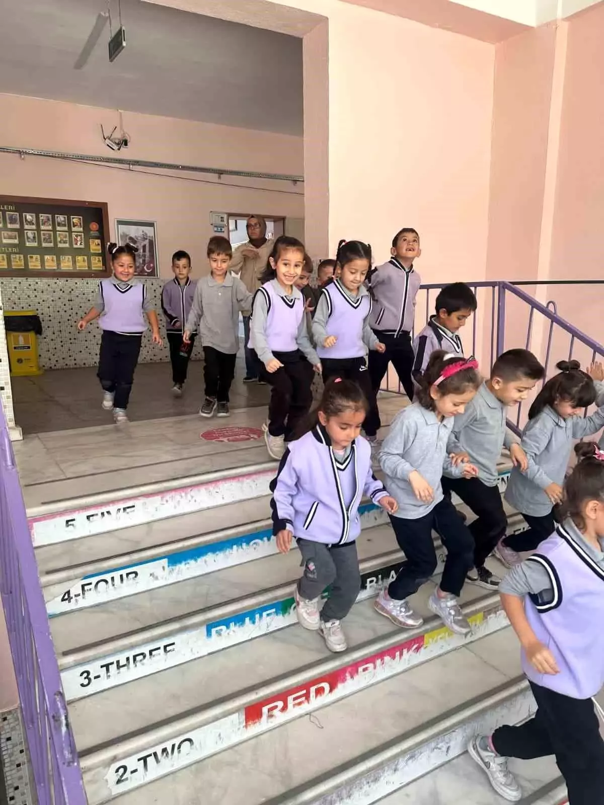 cumhuriyet ilkokulunda afet tatbikati gerceklestirildi QZ7xNCaO.jpg