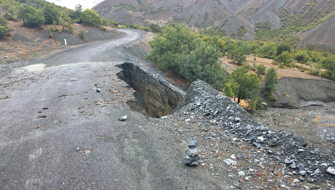 elazigda koy yolunda cokme LV5X6Ogs.jpg