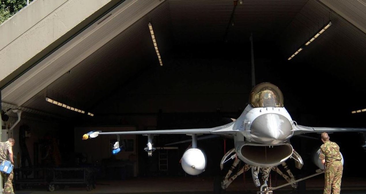 f 16lar hangarda yatiyor orduda ucaklari kullanacak pilot yok TNxHajSA.jpg