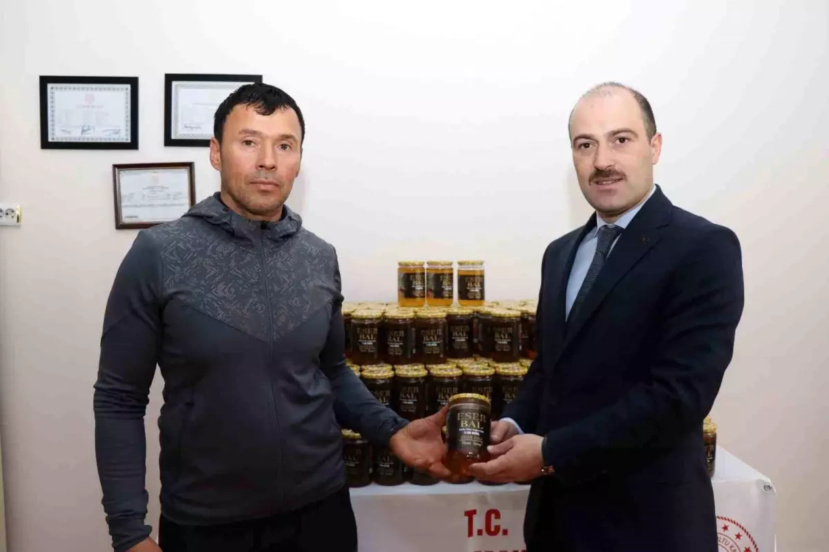 organik bal ureticisinden ihtiyac sahiplerine bagis CDEcMDaW.jpg