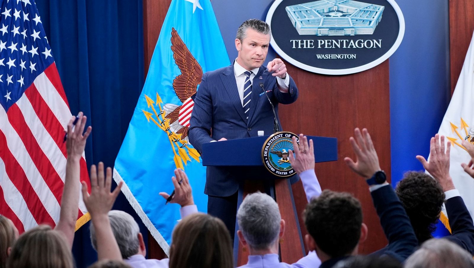 pentagonda muhabir krizi trump yonetimi imza atmayan gazetecileri kovuyor Qx652sas.jpg
