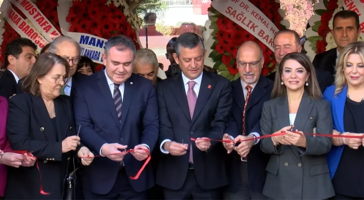 ozgur ozel eczacilik muzesinin acilisini yapti nafITELM.jpg