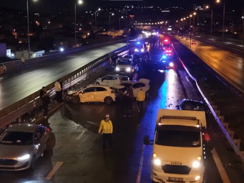 Yardım için duranlar da kazaya karıştı: 3 yaralı