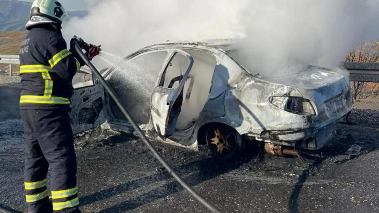 Siirt’te Seyir Halindeki Araç Alev Alev Yandı: 4 Kişilik Aile Kurtuldu